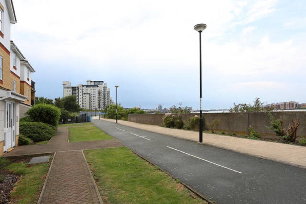 Quiet Riverside Apartment Londres Quarto foto